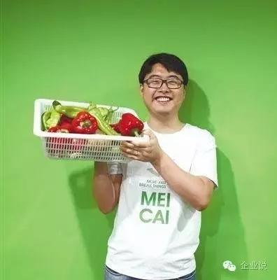 今天要說的這家企業名叫美菜網，是一家主打農產品和蔬菜水果的B2B生鮮食材電商，創始人為劉傳軍，擔任過窩窩團副總裁。  轉載自微信公眾號“企業說”(ID:qiyehshow)  美菜網于2014年6月正式上線，2015年9月，已完成C輪融資，日前美菜網在自家的招聘H5頁面中透露已完成D輪融資，累計融資金額超過20億，估值近20億美元。  12年估值20億美元，美菜的商業模式是什么?  以下是美菜網歷次融資情況：  2014年6月獲得真格基金1000萬元天使輪投資;  2014年11月獲得藍湖資本數百萬美元A輪投資;  2015年2月獲得順為基金(雷軍系)和藍湖資本共數千萬美元B輪投資;  2015年8月完成H capital、美團領投的C輪融資;  2016年6月透露完成D輪融資，據36氪，厚樸基金(LP包括主權財富基金和新加坡淡馬錫投資)參與本輪融資。  短短兩年，估值就做到20億美金，這和美菜網迎合“互聯網+”浪潮及其商業模式有關，其促成農民和餐館直接交易(市場是剛需，風險小、盈利快)，通過壓縮農產品的供應鏈，改變傳統的農產品流通的一級、二級、三級分銷商直到餐廳的層層抽成的局面，一方面降低人力物力成本，一方面可提高農民收入。  在互聯網+農業領域，有輕運營(淘寶平臺模式，通過促成交易賺服務費)及重運營(自營)兩種模式，輕運營是目前主流，美菜網反其道而行之，選擇自建采購+供應商進駐來解決采購;自建分揀中心+倉儲;配送端采用分包配送模式;運營采用一線地推+客服體系直面餐館，如此一來，美菜已經有近6000名員工，其中大部分是勞動密集型的倉儲工作人員。這和京東十分類似，必然面臨管理邊際成本的問題。  2不是唱衰美菜，但這幾點必須重視  美菜網已經成長為同領域內的明星企業甚至領頭羊企業，但其做的生鮮食材配送，并不是什么新鮮事，已經是一個長期存在的項目，小配菜公司加批發商的組合已經做得相當好，甚至效率更高。  因此，針對“餐廳食材B2B電商是不是一個合理的商業模式”發起投票，得到的大部分是反對票，結論大致都是“遲早全都要燒死”。  論規模，美菜網20美元估值相比食材行業超1萬億/每年的交易規模，也遠遠不夠看。據統計，全國有將近4000多家生鮮電商企業。全國餐飲食材有3萬億的市場。生鮮電商發展2014年達到260億，2015年達到560億。市場潛力巨大且發展迅速。  而食材行業另一個特點是，受制于地域、氣候、消費習慣、物流、政策等因素影響，迄今為止沒有形成壟斷性企業，也沒有形成單品壟斷型企業(食鹽除外)。但實際上，這個市場又是中國最早市場化的，改革開放之初就打破了壟斷，屬于進入門檻極低，競爭最為激烈的行業之一。  以此來看，你還會認為“賣白菜”的錢容易賺嗎?美菜網未來又會面臨哪些困難和挑戰?美菜網模式又是否可持續?企業說認為這些問題都有值得探討的價值，這能為當局者撥開迷霧，不要認為今天誰拿到了融資，明天誰得到了政策扶持，就是成功了，更重要的還是摸清這個行業的脈絡，找準真正的痛點。  3大型自營電商VS小配菜公司+批發商，孰優孰劣?  美菜網對食材行業痛點的理解，官網的兩張宣傳圖很能說明問題(如下)，但這抓住本質了嗎?  先說說“睡到自然醒”，眾所周知，為挑到好食材， 同時給后期的卸貨、整理、挑揀、上架預留時間，餐飲老板需要凌晨去批發市場采購。有了美萊幫助采購，餐飲人不再需要起早貪黑，想想確實很美好，但這個夢想能實現嗎?  答案是不能，理由如下：  第一，農產品標準化程度低。美菜網是以日營業額在6000-12000元的餐廳為目標群體，大商家、大酒店是不會和美萊網這樣的平臺進行合作的，原因很簡單，大商家都是進行供應商月結算的。而美菜網屬于電商平臺需要的預付形式。這就形成一個弊端——中小餐館是不同意有大訂單的，而且每個餐館對于食材的要求與特殊習慣不盡相同，每一種菜，都有好幾種、十幾種的區別，不同品種價格差異很大。如果美萊沒有專業的采購人員，是很難滿足餐館對不同品種的需求。即使勉強能夠供應，SKU過多也會導致平臺難以對每一個單品都有足夠強的供應鏈話語權。  反觀傳統的小型批發商，它們長期駐扎在批發市場、菜市場周邊，充分掌握攤販、食材價格、供應等情況，與酒店、餐館、飯店、快餐店、大排檔、工廠、食堂等客戶也建立了長期穩定的供應關系，彼此熟悉，相互信任，下單、價格、賬務往來一個電話或一個微信就能搞定，還能充分滿足客戶細分需求，比如要什么品種、什么品質的菜，甚至能提供擇菜、預處理的工作。美萊憑什么突破這種密切的關系?靠補貼嗎?補貼又能持久嗎?  第二，價廉、質優才是痛點，否則一切免談。目前餐飲行業競爭激烈，利潤率低，為了生存，餐飲人需要千方百計降低成本，如何采購到低廉、貨優的食材成為賺錢與否的關鍵之一。美菜網的重運營模式從本質來看說是電商不如說是食材供應商的互聯網化應用，既然還是供應商，關注點將是“走量”，美菜網是沒有動力像小餐館者一樣去尋找低價的蔬菜的，也不會過分去把控菜的品質和品種的。而品質、品種影響的是一家餐廳的口味，招牌都不在了，節省的睡眠時間、省下的采購成本又有什么用?  話又說回來，美菜網能否以較低的價格拿到食材也是一個問題，其促成農民和餐廳直接交易，規避開中間幾個盈利點較少的環節，但是自己負擔起昂貴的物流、倉儲、冷鏈環節，這種全品類重模式大倉統配的操作方式不但規模不經濟，而且在個性化服務，菜品質量保證等方面對比傳統模式甚至是倒退的。  美菜網的財報已很好地反映出這個問題，據36氪，美菜網2015年至少虧損2.5億，成本主要體現在倉儲(地租、人力)、物流配送、營銷獲客等方面，其中又以倉儲成本最高。  據悉，要在北京建一個10萬平方米的倉庫，每月的租金+人工(近千人)可達千萬。而美萊網已經入駐30多個城市，據億邦動力網，租金加上第三方物流費用、補貼費用，以及 30%以上的耗損率，美菜的月虧損額在 5000 萬以上。  由此來看，美菜網讓產品直達源頭的設想確實很美好，但認為去掉中間環節就能賺取差價實現盈利還是太過樂觀。  不過，美菜網投資方藍魔資本對美萊網商業模型還是看好的，其認為，相比自由市場，自營電商能有效提高“人效”(人均交易額)、坪效(每平方土地的交易額)，以及商品的損耗(周轉速度、擺賣搬動次數)。其還提到美國一家企業Sysco，同樣為中小餐館提供生鮮供應鏈服務，已經實現銷售額接近500億美金，其中，核心業務生鮮食材供應占其35%的銷售額和60%的稅前利潤。  而在企業說看來，要做農副產品，自建物流或許是必然，食材行業競爭門檻低，自建物流就是抵擋后來者的護城河。但是，要沉淀充實的供應鏈管理能力、倉儲管理能力、物流管理能力、冷鏈管理能力、技術能力，沒有三年五載是很難的，美菜網要有起長期過苦日子的心理準備。  我們也同時觀察到美菜網一個變化，其正在開辟餐館以外的C端客戶，公司旗下社區O2O服務 “美家美鮮”，用戶可每晚10點下單，當晚由美菜網或供應商發貨，由自建的 “美鮮送” 物流配送至社區附近的合作便利店、洗衣店等，由用戶次日自提。在整合完B端之后，基礎的能力建立起來，進入C端，無疑是一條能夠走通的路。不過類似的電商平臺也不少，競爭壓力也挺大。美菜網也未披露這塊業務的運營情況。  4為8億農民謀幸福，美菜網憑什么做到?  梳理了一下美菜當前需要解決的難題，美菜網官網上第二條標語“生活越來越好了”卻畫了一個更大的“餅”，從公開資料獲悉，這條標語和美菜網的使命密切相關——讓老百姓生活更簡單，為8億農民謀幸福，讓13億中國人吃上放心菜，讓天下餐廳沒有難做的生意。  不得不承認，美菜網為我們描繪了一個非常美麗的夢，但結合實際，要實現起來更不容易，就像知乎用戶“攜筆從農”所質疑的，全國這么多個批發市場，有的年營業額高達60億，交易量多達200多噸，就是如此巨大的交易量，我們的農民都還沒有脫貧致富。你美萊憑什么能做到?  企業說總結：  生鮮食材確實是一個很大的蛋糕，但是想吃到這個蛋糕的人太多，而且已經有很多人失敗了，美菜網的模式不是不行，但如果只是將線下傳統業務搬到線上，做一個互聯網+簡單的包裝，是很難成功的，事實上，美菜網已經站在十字路口，未來是選擇繼續擴張，還是收縮戰線，選擇一個更輕的模式，將會左右美萊的未來。而拿到D輪融資之后美菜會做什么，會是這個疑問的有力參考。  最后企業說想說的是，劉傳軍想成為改變中國農業情懷落地的踐行者，這個夢想確實很偉大，社會應該鼓勵這樣的企業和企業家。企業說也相信，即使美菜網最終不幸失敗，在生鮮電商史上，它也會是濃墨重彩的一筆。  關注企業說(qiyeshow)，一鍵求財經新聞真相↓↓↓，就這么簡單!