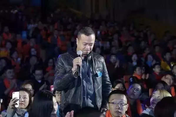 何俊