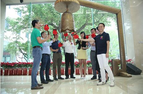 聽云管理團(tuán)隊與合作伙伴共同敲響開市寶鐘